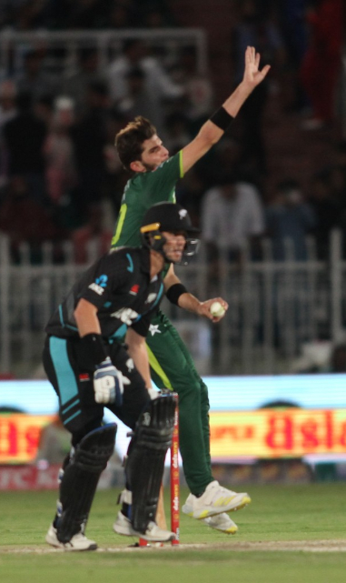 Shaheen Shah Afridi delivers his spell